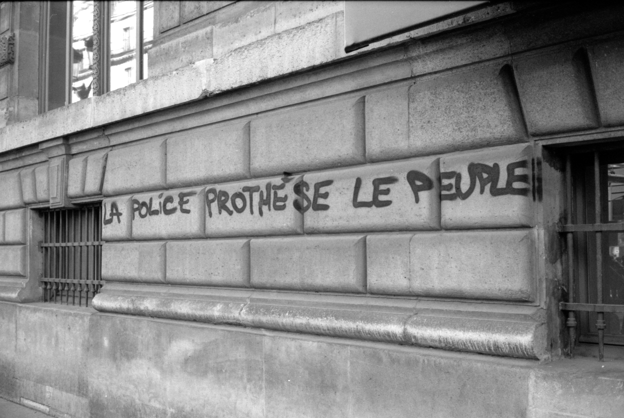 La police prothèse le peuple, Paris, April 13th, 2023. Ilford FP4+ / Canon LTM 50mm f1.4 / Leica CL