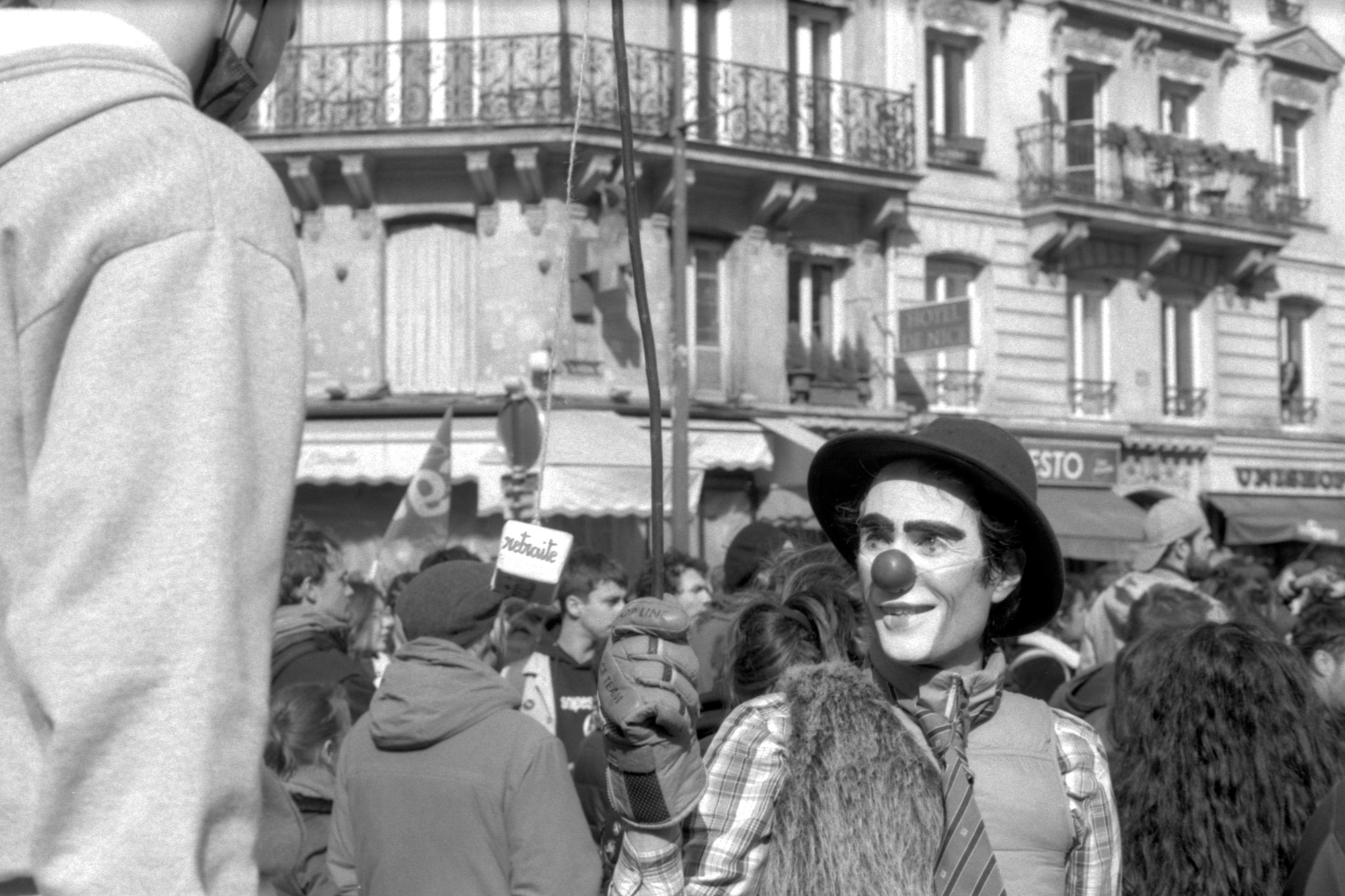 Le clown, Paris, April 13th, 2023. Ilford FP4+ / Canon LTM 50mm f1.4 / Leica CL