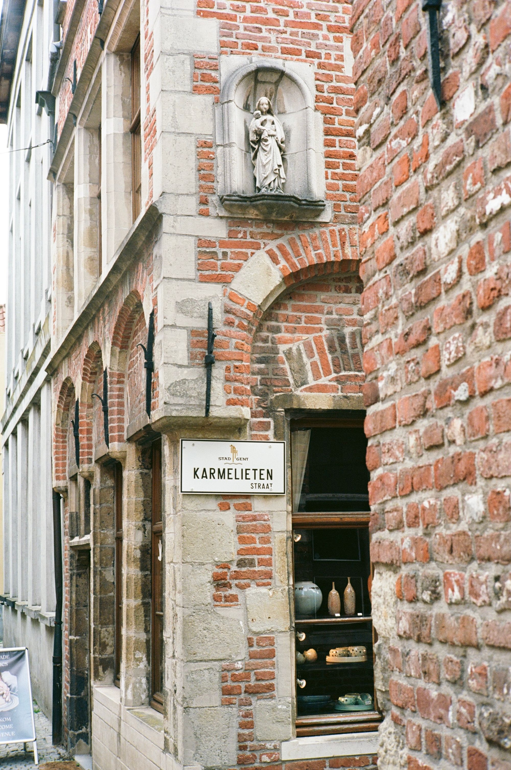 Karmelieten Straat, Gand - Ektar 100 - Canon 50mm LTM f1.4 - Leica M5